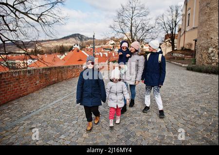 Familienspaziergängen im historischen Schloss Mikulov, Mähren, Tschechische Republik. Alte europäische Stadt. Stockfoto