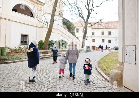Familienspaziergängen im historischen Schloss Mikulov, Mähren, Tschechische Republik. Alte europäische Stadt. Stockfoto