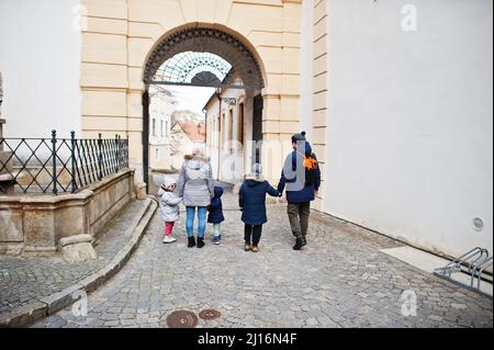 Familienspaziergängen im historischen Schloss Mikulov, Mähren, Tschechische Republik. Alte europäische Stadt. Stockfoto
