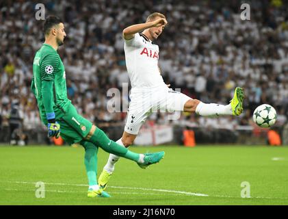 MANCHESTER, ENGLAND - 14. SEPTEMBER 2016: Danijel Subasian (L) aus Monaco und Harry Kane (R) aus Tottenham im Einsatz beim UEFA Champions League-Spiel der Gruppe E zwischen Tottenham Hotspur und AS Monaco im Wembley-Stadion. Copyright: Cosmin Iftode/Picstaff Stockfoto