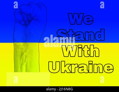 Menschenfaust mit Einer Flagge der Ukraine isoliert auf Wir stehen mit der Ukraine Text Ukraine Flagge Farbe Hintergrund Stockfoto