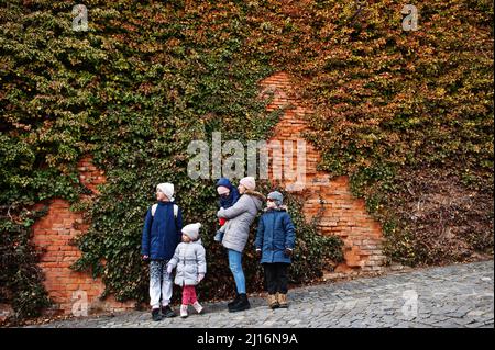 Familienspaziergängen im historischen Schloss Mikulov, Mähren, Tschechische Republik. Alte europäische Stadt. Stockfoto