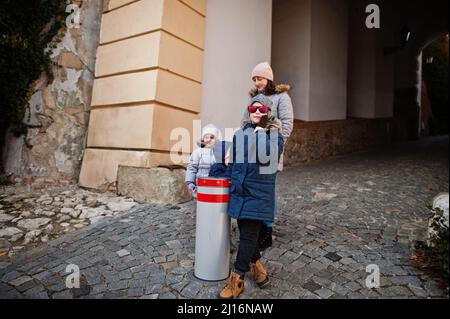 Familienspaziergängen im historischen Schloss Mikulov, Mähren, Tschechische Republik. Alte europäische Stadt. Stockfoto
