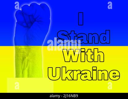 Die Faust des Mannes mit Einer Flagge der Ukraine isoliert auf Ich stehe mit der Ukraine Text Ukraine Flagge Farbe Hintergrund Stockfoto