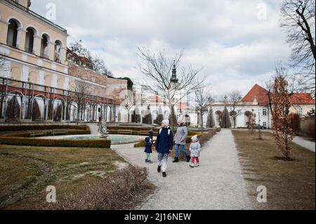 Familienspaziergängen im historischen Schloss Mikulov, Mähren, Tschechische Republik. Alte europäische Stadt. Stockfoto