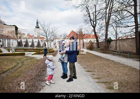 Familienspaziergängen im historischen Schloss Mikulov, Mähren, Tschechische Republik. Alte europäische Stadt. Stockfoto