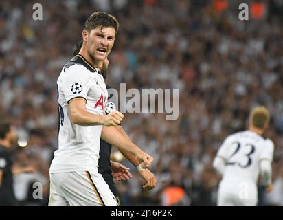 MANCHESTER, ENGLAND - 14. SEPTEMBER 2016: Ben Davies von Tottenham reagiert nach einem Treffer seines Teams während des UEFA Champions League-Spiels der Gruppe E zwischen Tottenham Hotspur und AS Monaco im Wembley-Stadion. Copyright: Cosmin Iftode/Picstaff Stockfoto