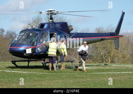 Besucher des Cheltenham Festivals kommen am 2022. März mit dem Hubschrauber zum Hubschrauberlandeplatz der Rennbahn Stockfoto