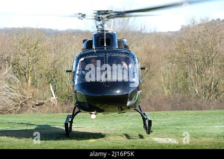 Eurocopter AS355 Twin Squirrel Helikopter Landung Stockfoto