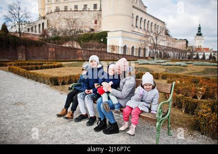 Familienspaziergängen im historischen Schloss Mikulov, Mähren, Tschechische Republik. Alte europäische Stadt. Stockfoto