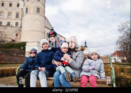 Familienspaziergängen im historischen Schloss Mikulov, Mähren, Tschechische Republik. Alte europäische Stadt. Stockfoto