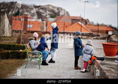 Familienspaziergängen im historischen Schloss Mikulov, Mähren, Tschechische Republik. Alte europäische Stadt. Stockfoto