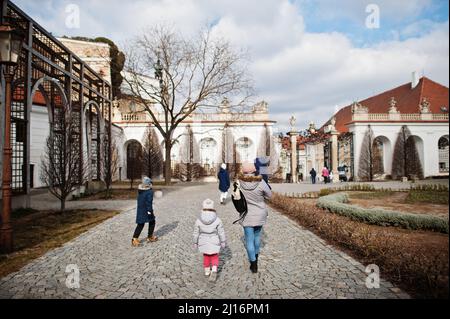 Familienspaziergängen im historischen Schloss Mikulov, Mähren, Tschechische Republik. Alte europäische Stadt. Stockfoto