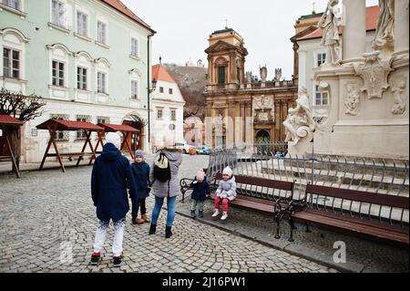 Familienspaziergängen im historischen Schloss Mikulov, Mähren, Tschechische Republik. Alte europäische Stadt. Stockfoto