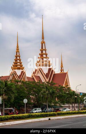 Gebäude der Nationalversammlung in Phnom Penh, Kambodscha. Traditionelle kambodschanische Architektur Stockfoto