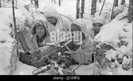 RUSSISCH-FINNISCHER KRIEG 1939-1940. Eine finnische Maschinengewehr-Crew mit ihrem Maschinengewehr Maxim M/09-21 im Februar 1940, Stockfoto