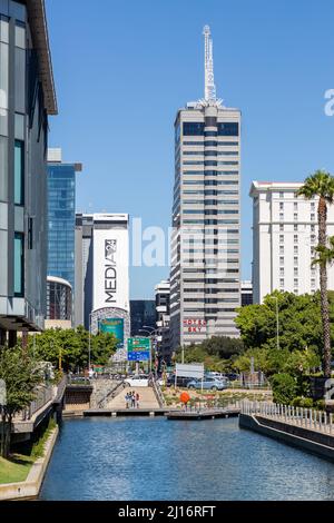 Kapstadt, Südafrika, 26.. Februar - 2022: Wasserstraße in Hafenbauentwicklung mit hohen Gebäuden im Hintergrund. Stockfoto