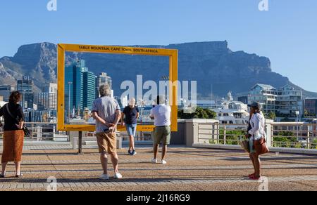 Kapstadt, Südafrika, 26.. Februar - 2022: Touristen nehmen Selfies mit Stadt und Berg als Hintergrund. Stockfoto
