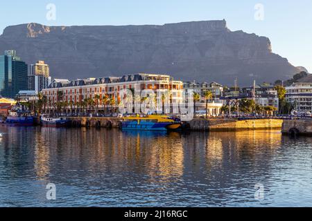 Kapstadt, Südafrika, 26.. Februar - 2022: Blick auf die Bucht zum Tafelberg mit Stadtgebäuden, die sich im Wasser spiegeln. Stockfoto