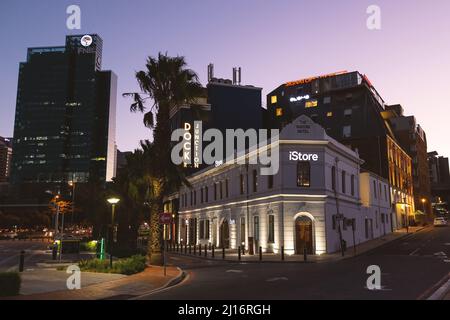 Kapstadt, Südafrika, 26.. Februar - 2022: Stadtzentrum im Abendlicht mit hohen Gebäuden. Stockfoto