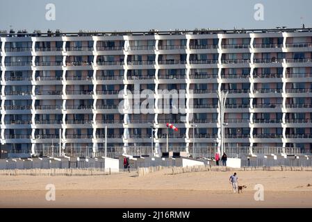 Verurteilte Strandhütten säumen den Strand von Blériot-Plage in der Nähe von Calais, Frankreich Stockfoto