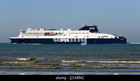 Eine DFDS-Fähre verlässt Calais auf ihrer Reise von Frankreich nach Dover, England Stockfoto