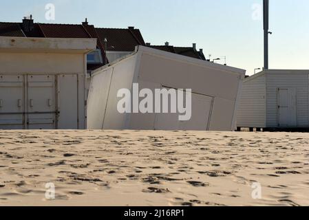 Verurteilte Strandhütten säumen den Strand von Blériot-Plage in der Nähe von Calais, Frankreich Stockfoto