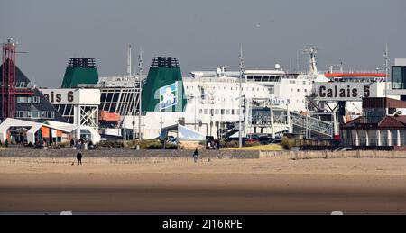 Eine Fähre wartet im Hafen von Calais, Frankreich Stockfoto