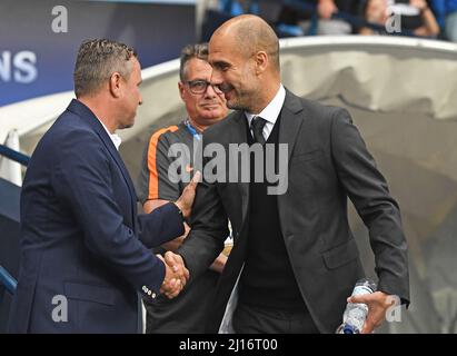 MANCHESTER, ENGLAND - 24. AUGUST 2016: City-Manager Josep Guardiola (R) begrüßt FCSB-Cheftrainer Laurentiu Reghekampf (L) vor der zweiten Etappe des UEFA Champions League-Gleichkamps 2016/17 zwischen Manchester City (Engalnd) und FCSB (Rumänien) im Etihad Stadium. Copyright: Cosmin Iftode/Picstaff Stockfoto