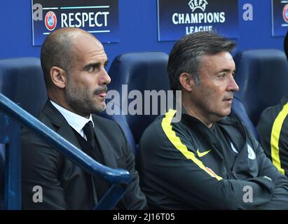 MANCHESTER, ENGLAND - 24. AUGUST 2016: Stadtmanager Josep Guardiola (L), abgebildet während der zweiten Etappe des UEFA Champions League-Gleichkampffliegs 2016/17 zwischen Manchester City (Engalnd) und FCSB (Rumänien) im Etihad Stadium. Copyright: Cosmin Iftode/Picstaff Stockfoto