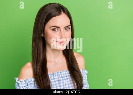 Nahaufnahme Bild von entzückenden niedlichen weiblichen mit perfekten natürlichen Make-up Beauty-Guru isoliert auf grünem Hintergrund Stockfoto