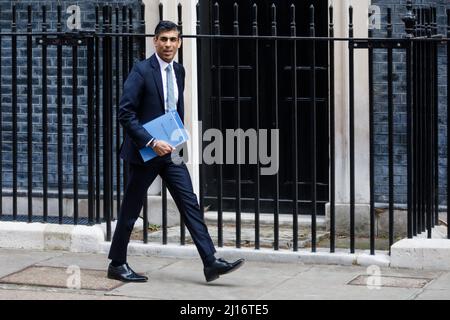 Downing Street, London, Großbritannien. 23.. März 2022.der Schatzkanzler Rishi Sunak verlässt die Downing Street Nr. 11, bevor er seine Frühjahrserklärung vor dem Parlament abgibt. Amanda Rose/Alamy Live News Stockfoto