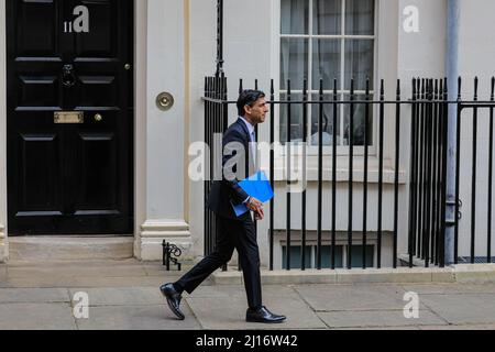 London, Großbritannien. 23. März 2022. Der Abgeordnete Rishi Sunak, Schatzkanzler, verlässt die Downing Street Nr. 11, um heute seine Frühjahrserklärung (auch Minibudget oder Frühjahrsbudget genannt) dem Parlament zu präsentieren. Kredit: Imageplotter/Alamy Live Nachrichten Stockfoto