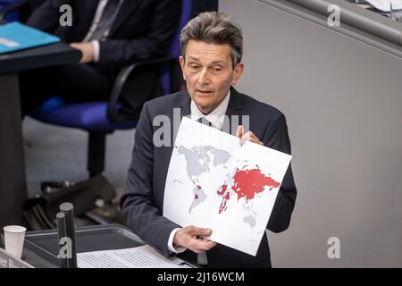 Berlin, Deutschland. 23. März 2022. Rolf Mützenich, Vorsitzender der SPD-Bundestagsfraktion, zeigt während der Generaldebatte im Plenum des Bundestages eine Karte. Rot dargestellt sind Russland und Staaten, die im Ukraine-Konflikt keine Position gegen Russland beziehen. In der Haushaltswoche werden das Haushaltsgesetz für 2022 und der Bundesfinanzplan für 2021 bis 2025 in erster Lesung diskutiert. Quelle: Michael Kappeler/dpa/Alamy Live News Stockfoto