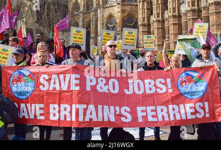 London, Großbritannien. 21.. März 2022. Demonstranten vor dem Parlament. Mitarbeiter von P&O Ferries und Mitglieder der RMT Union marschierten vom Hauptsitz von DP World, dem Unternehmen, das P&O besitzt, ins Parlament, nachdem 800 britische Mitarbeiter entlassen und durch Leiharbeiter ersetzt wurden. Stockfoto