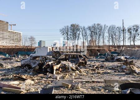 Kiew, Ukraine. 22. März 2022. Zerstörte Autos, die an einer Bombenstelle in Kiew gesehen wurden. Während der Offensive Russlands auf die Hauptstadt der Ukraine wurde am Montag, den 21. März 2022, gegen 22:30 Uhr in Kiew, Ukraine, ein Einkaufszentrum im Bezirk Podilskyi, Kiyv, Ukraine, von einer russischen Rakete bombardiert. Mindestens 8 Menschen getötet. (Foto von Alex Chan Tsz Yuk/SOPA Images/Sipa USA) Quelle: SIPA USA/Alamy Live News Stockfoto