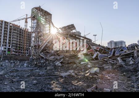 Kiew, Ukraine. 22. März 2022. Eine zerstörte Plakatwand, die an einer Bombenstelle in Kiew gesehen wurde. Während der Offensive Russlands auf die Hauptstadt der Ukraine wurde am Montag, den 21. März 2022, gegen 22:30 Uhr in Kiew, Ukraine, ein Einkaufszentrum im Bezirk Podilskyi, Kiyv, Ukraine, von einer russischen Rakete bombardiert. Mindestens 8 Menschen getötet. (Foto von Alex Chan Tsz Yuk/SOPA Images/Sipa USA) Quelle: SIPA USA/Alamy Live News Stockfoto