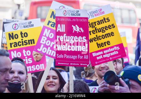 London, Großbritannien, 19.. März 2022. Demonstranten in der Nähe des Hauptquartiers der BBC Tausende von Menschen marschierten durch Central London, um gegen Rassismus und Flüchtlinge zu protestieren. Stockfoto