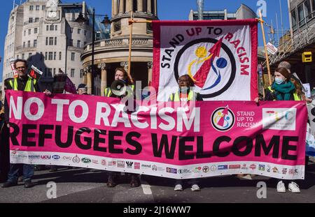 London, Großbritannien, 19.. März 2022. Demonstranten in der Nähe des Hauptquartiers der BBC Tausende von Menschen marschierten durch Central London, um gegen Rassismus und Flüchtlinge zu protestieren. Stockfoto