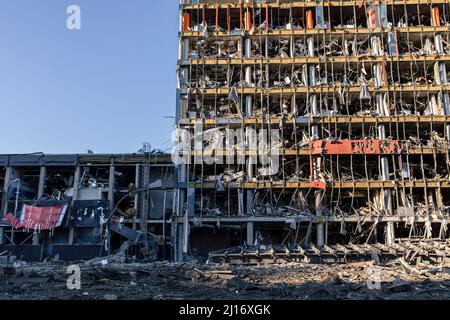 Ein Blick auf ein Einkaufszentrum, das durch einen Raketenangriff zerstört wurde. Während der russischen Offensive auf die Hauptstadt der Ukraine wurde das Einkaufszentrum Retroville im Bezirk Podilskyi, Kiyv, Ukraine, am Montag, den 21. März 2022, um 22:30 Uhr in Kiew, Ukraine, von einer russischen Rakete bombardiert. Mindestens 8 Menschen getötet. Stockfoto