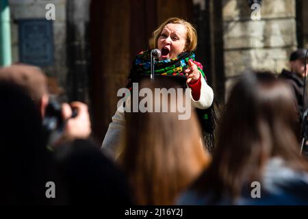 Lviv, Ukraine. 22. März 2022. Eine Opernsängerin tritt auf einem öffentlichen Platz in Lemberg auf. (Foto von Ty ONeil/SOPA Images/Sipa USA) Quelle: SIPA USA/Alamy Live News Stockfoto