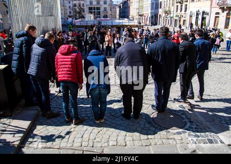 Lviv, Ukraine. 22. März 2022. Sänger verneigen sich nach einer öffentlichen Musikaufführung in Lemberg. (Foto von Ty ONeil/SOPA Images/Sipa USA) Quelle: SIPA USA/Alamy Live News Stockfoto