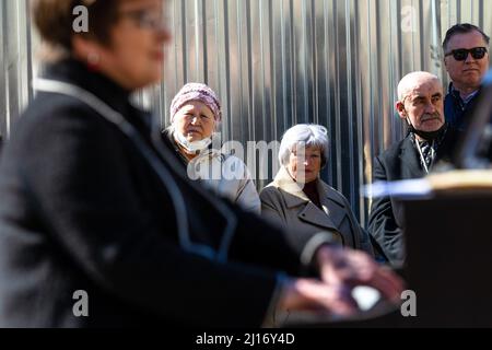 Lviv, Ukraine. 22. März 2022. Die Menschen hören eine öffentliche Musikaufführung in Lemberg. (Foto von Ty ONeil/SOPA Images/Sipa USA) Quelle: SIPA USA/Alamy Live News Stockfoto