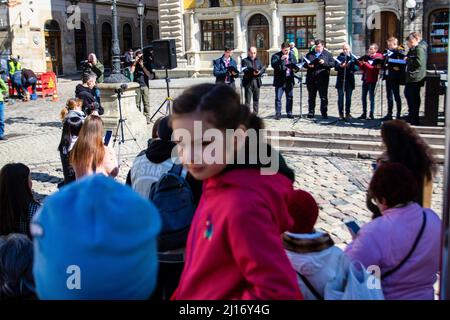 Lviv, Ukraine. 22. März 2022. Die Menschen sehen sich eine öffentliche Musikaufführung im Stadtzentrum an. (Foto von Ty ONeil/SOPA Images/Sipa USA) Quelle: SIPA USA/Alamy Live News Stockfoto