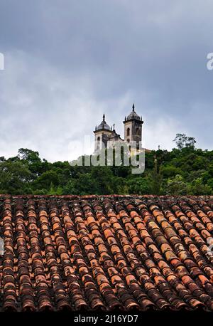 Dach- und Barockkirche in Ouro Preto, Brasilien Stockfoto