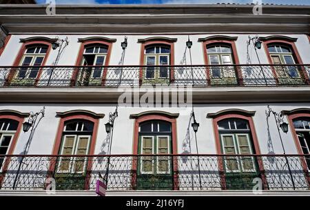 Koloniale Balkone an der Fassade in Ouro Preto, Brasilien Stockfoto