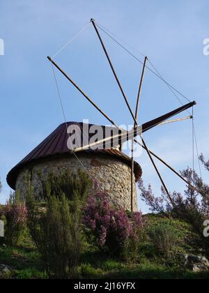 Rustikale alte Windmühle auf dem Gipfel des Berges isoliert Stockfoto