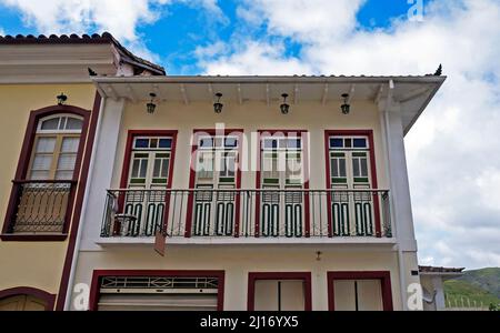 Koloniale Balkone an der Fassade in Ouro Preto, Brasilien Stockfoto