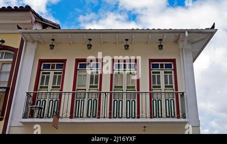 Koloniale Balkone an der Fassade in Ouro Preto, Brasilien Stockfoto