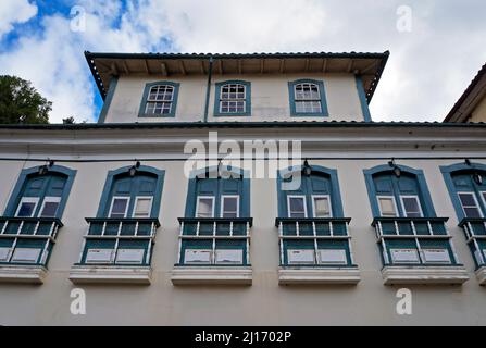 Koloniale Balkone an der Fassade in Ouro Preto, Brasilien Stockfoto